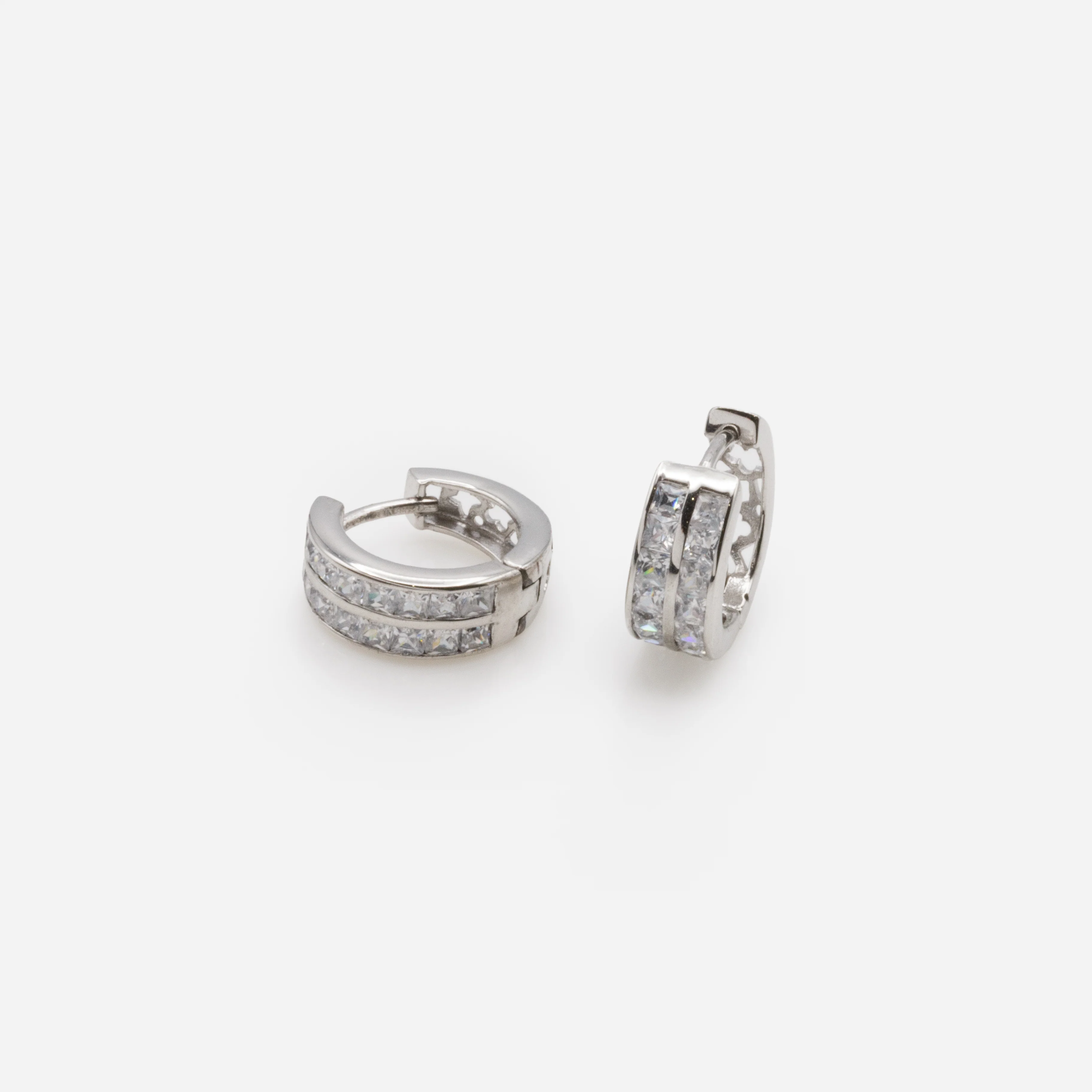 Boucles d'oreilles anneaux argent avec motifs et rangs de zircons cubiques en argent sterling - Image 3